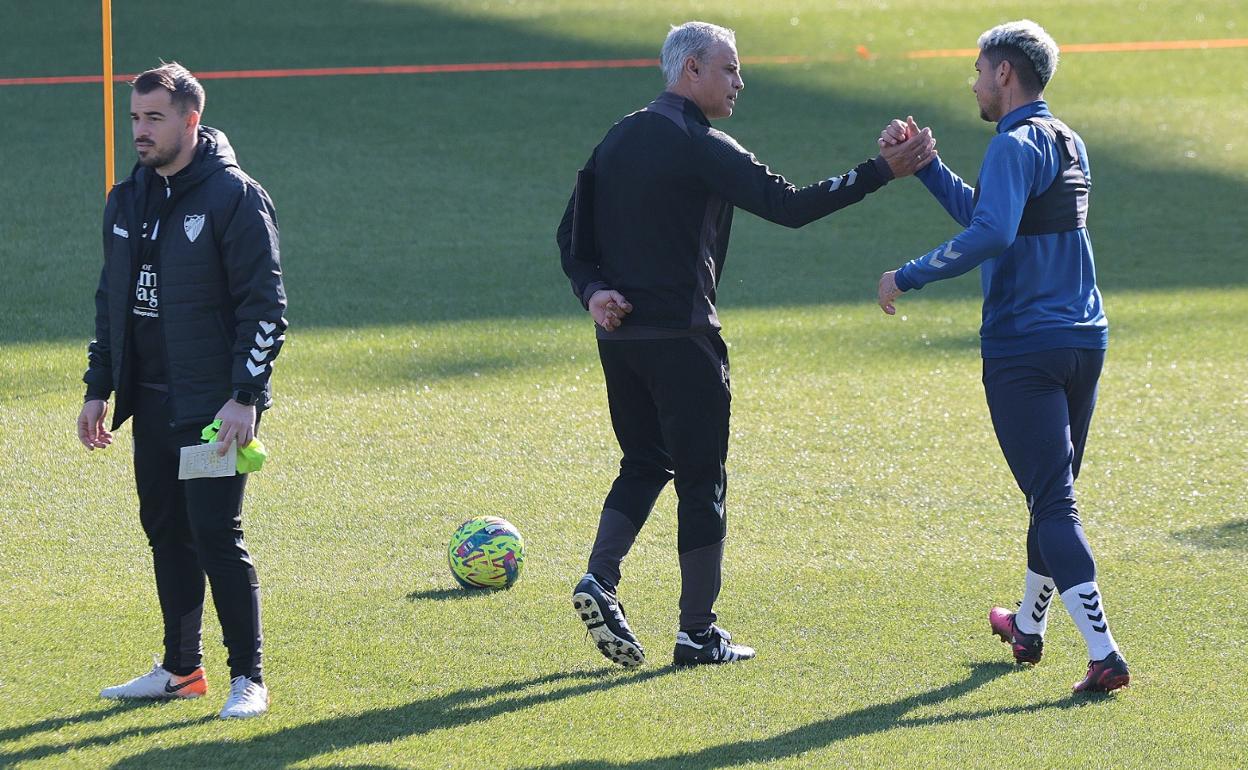 Pellicer saluda a Loren en el entrenamiento de este viernes en La Rosaleda. En el otro costado, el segundo entrenador, Manolo Sánchez.