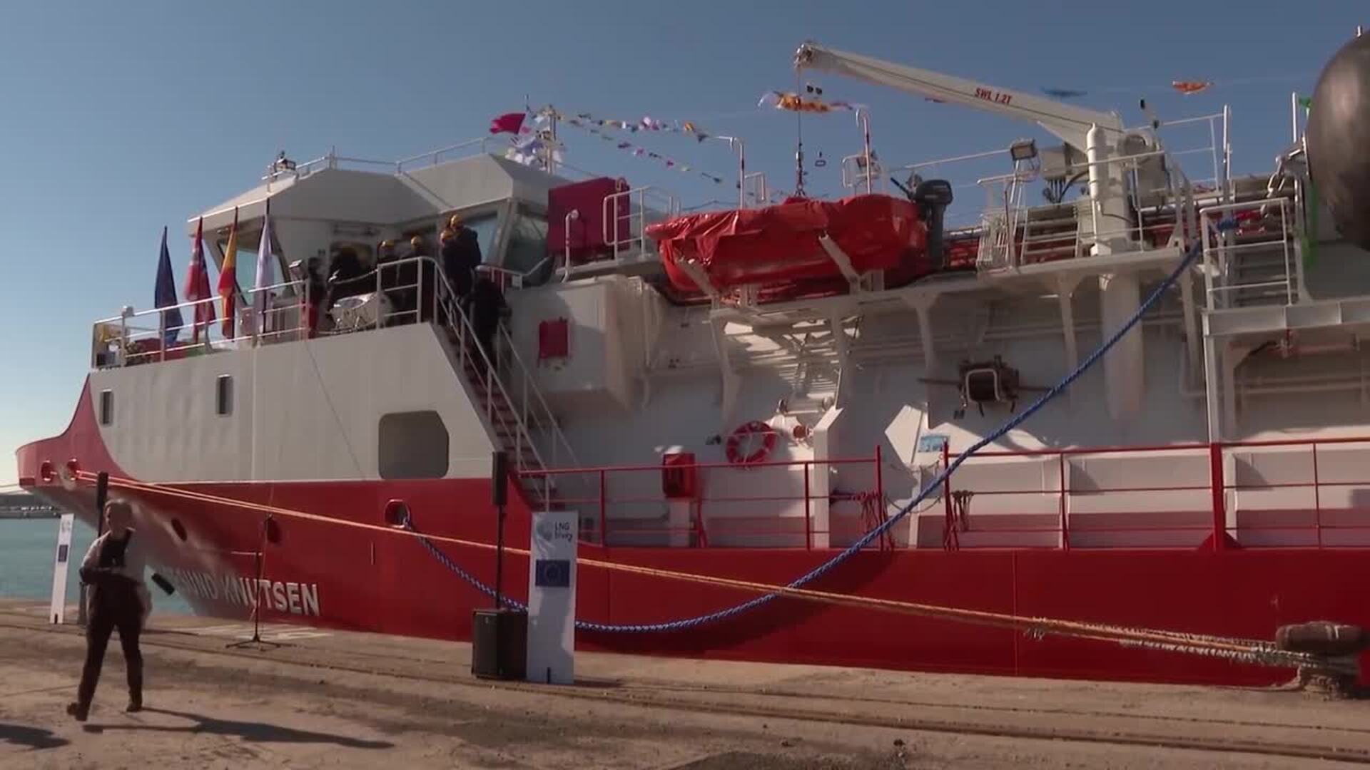 España presenta el primer barco de transporte y suministro de gas natural licuado