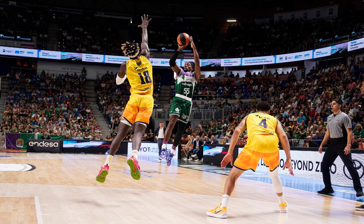 Perry lanza a canasta ante Diop en el partido jugado en Málaga entre el Unicaja y el Gran Canaria. 