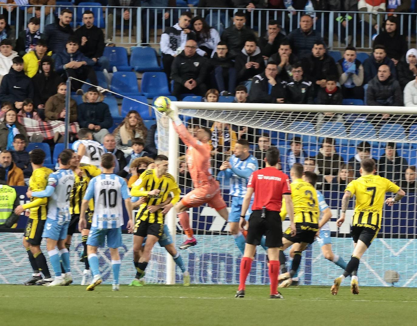 Derrota del Málaga en casa ante el Oviedo. 