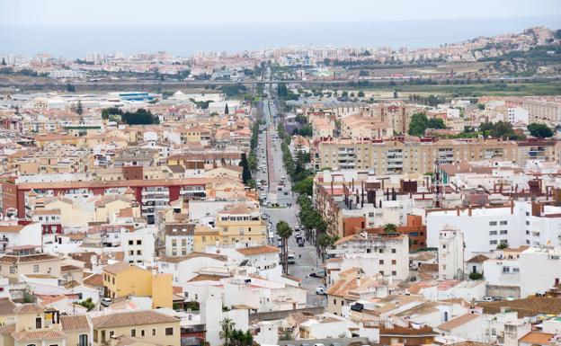 Vista de la avenida Vivar Téllez, con Torre del Mar al fondo