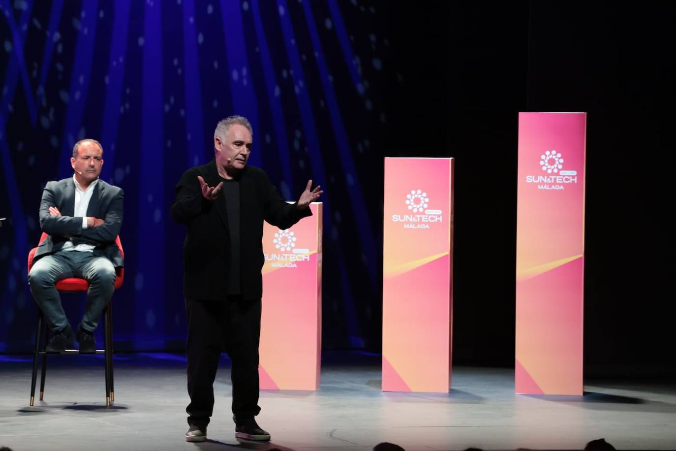 Adriá estableció un curioso diálogo con el público asistente al Teatro del Soho CaixaBank 