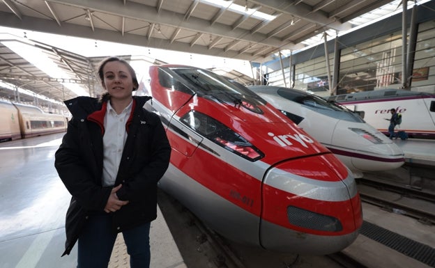 Cristina, la maquinista que ha traído el primer tren Frecciarossa a Málaga. 