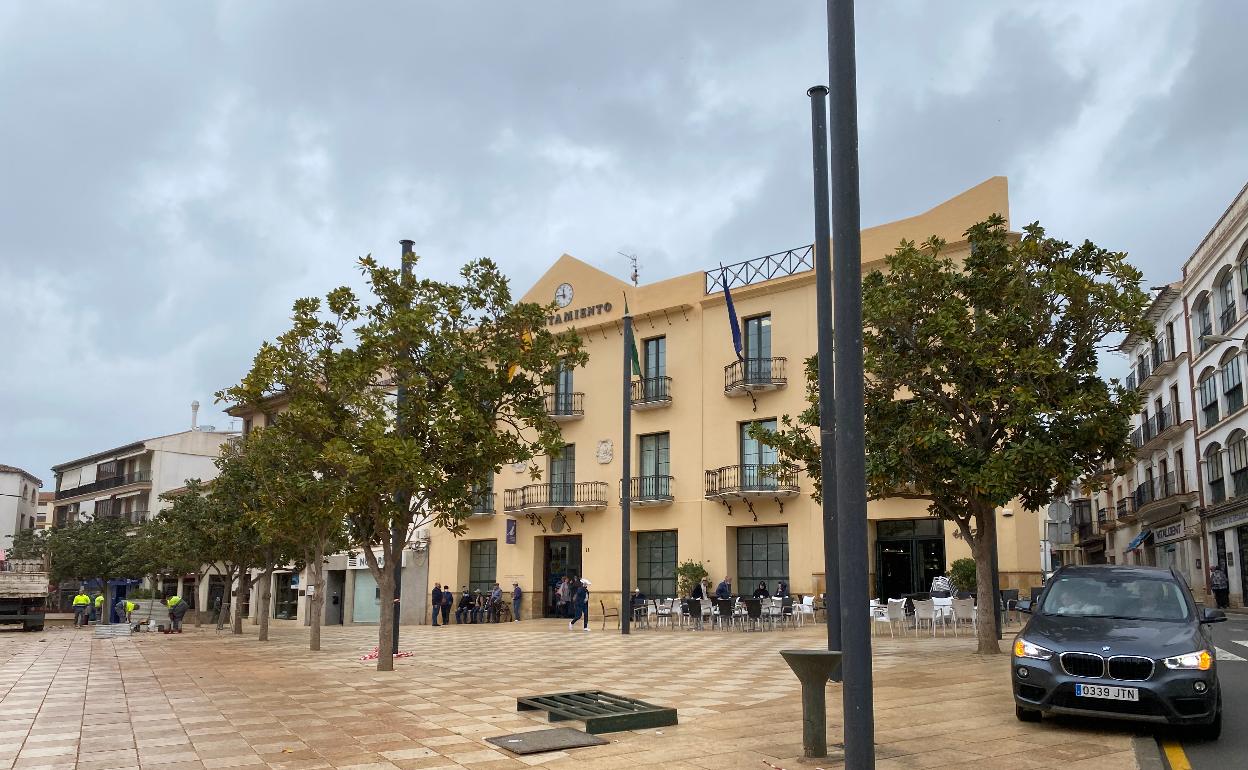 Fachada principal del Ayuntamiento veleño en la plaza de Las Carmelitas. 