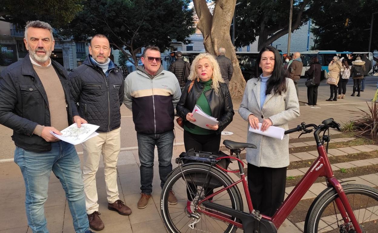 Reina, segundo por la izquierda, junto a Ramos y miembros de la confluencia en un acto con Ruedas Redondas. 