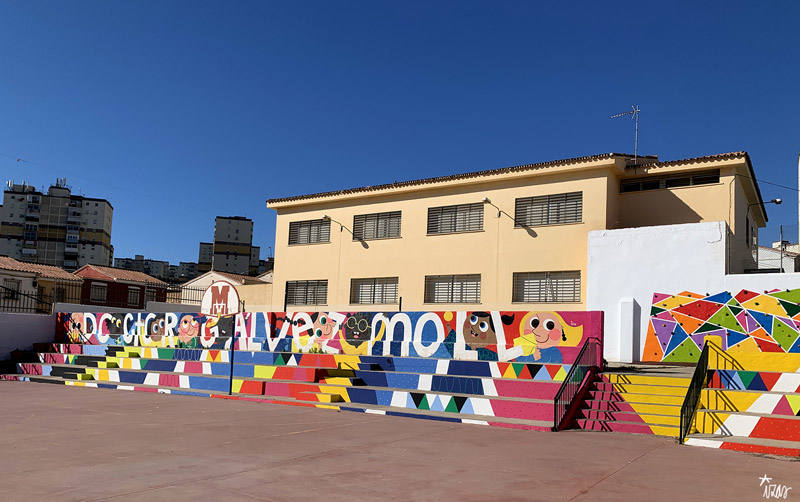 Una decena de centros educativos de la provincia han confiado en los pinceles de Izas, una ilustradora que diseña dibujos divertidos y expresivos que reflejan principios como la «igualdad, diversidad, tolerancia, amistad o amor». En la imagen, el mural diseñado para el CEIP Dr. Gálvez Moll