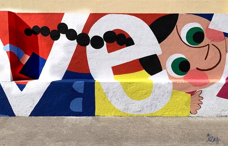 Una decena de centros educativos de la provincia han confiado en los pinceles de Izas, una ilustradora que diseña dibujos divertidos y expresivos que reflejan principios como la «igualdad, diversidad, tolerancia, amistad o amor». En la imagen, el mural diseñado para el CEIP Dr. Gálvez Moll