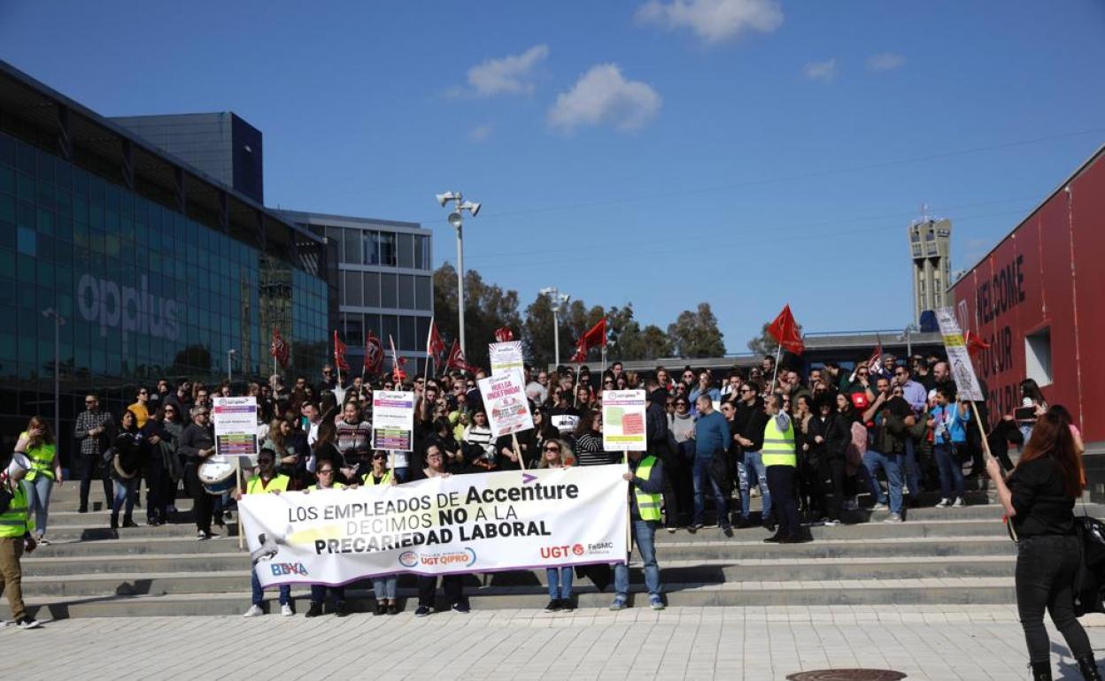 Los trabajadores de la consultora Qipro Soluciones, en huelga indefinida para reclamar una subida salarial