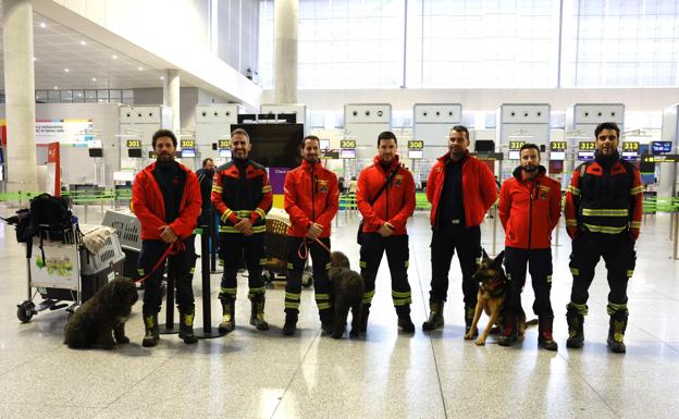 Imagen principal - Bomberos de Málaga viajan a Turquía para rescatar a víctimas del terremoto: «Nos impulsa dar un paso al frente ante la calamidad»