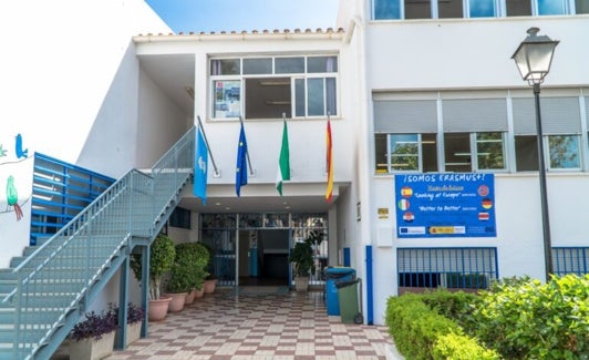 Puerta principal de acceso al colegio público nerjeño San Miguel. 