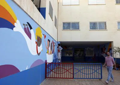 Imagen secundaria 1 - Imágenes del mural de 74 metros cuadrados que han elaborado en el colegio de Rincón.