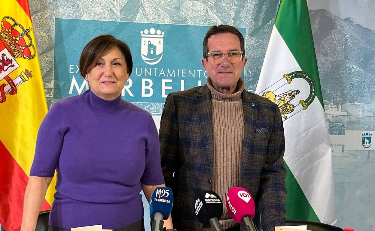La directora general de Cultura de Marbella, Carmen Díaz, y el director del Museo del Grabado Español Contemporáneo, Germán Borrachero. 