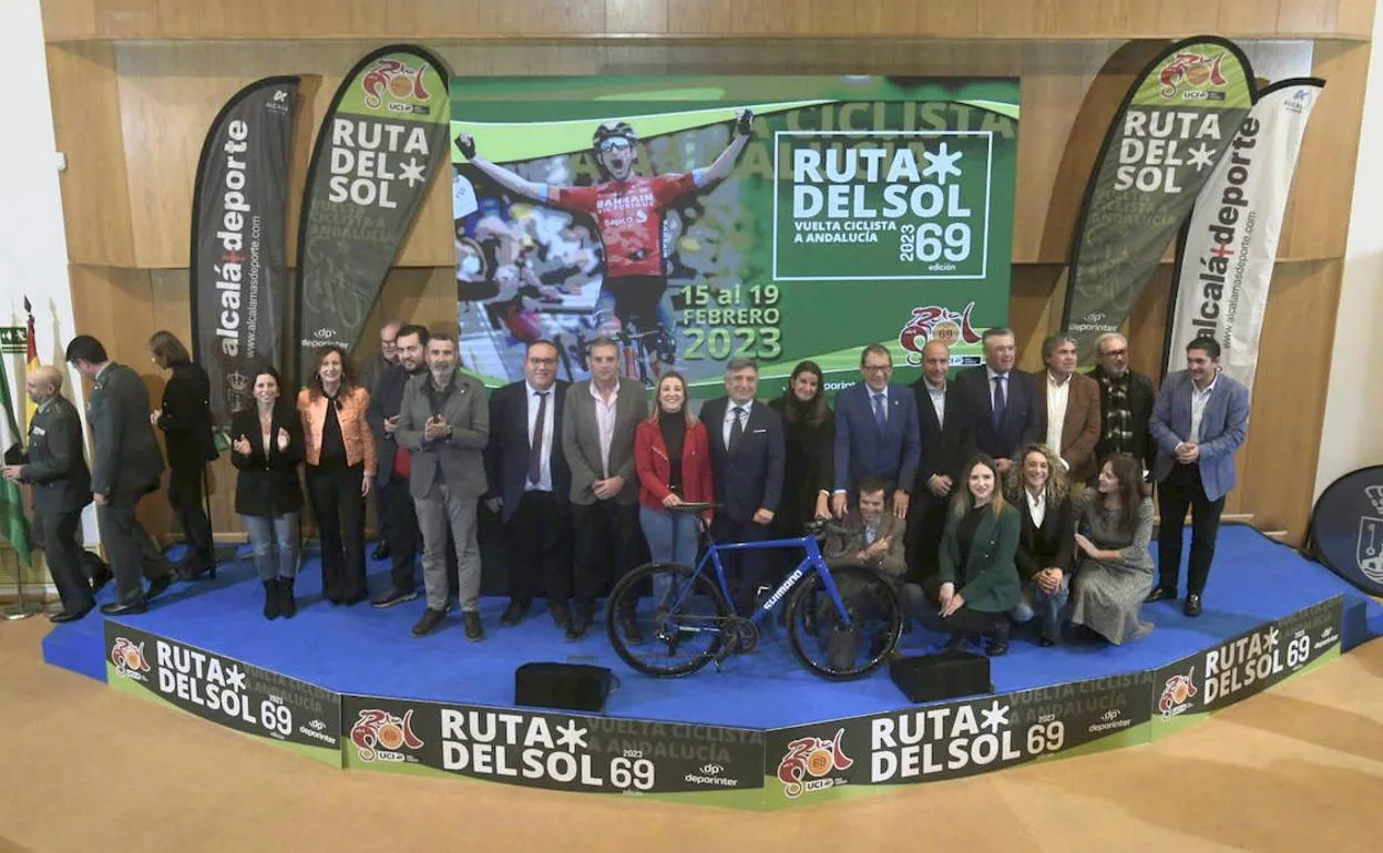 Los organizadores, instituciones y patrocinadores, en la presentación de este martes en Alcalá de Guadaíra. 