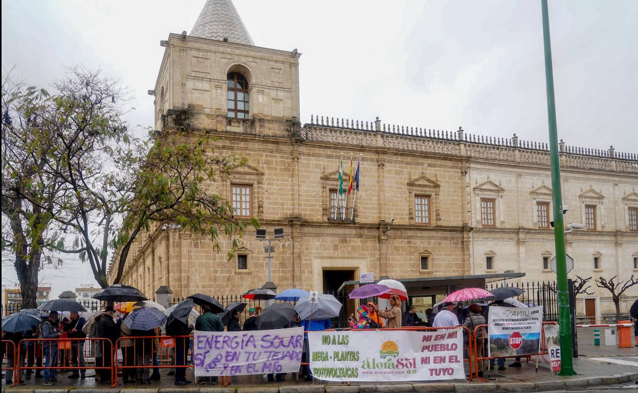 Manifestación a las puertas del Parlamento en favor de la iniciativa.