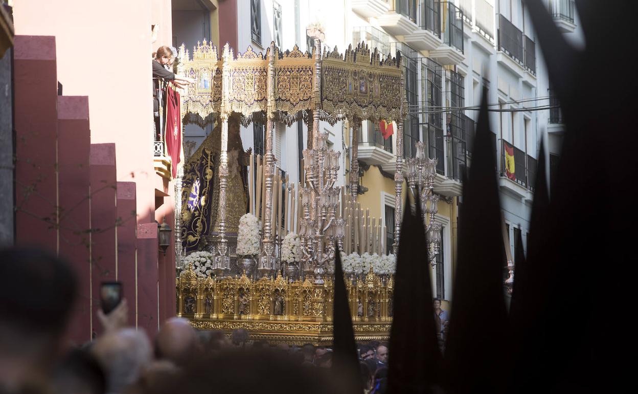 Salida de la Virgen de Gracia, titular de la Cofradía del Rescate. 