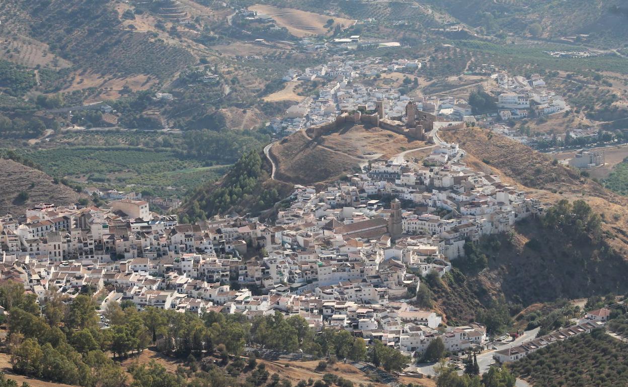 Vista panorámica de Álora, donde sobresalen el castillo y la iglesia de la Encarnación.