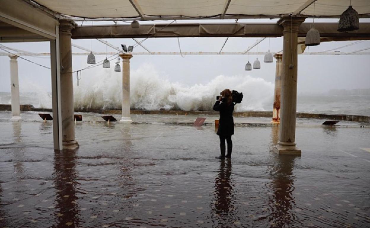 Efectos de un temporal anterior en los Baños del Carmen de Málaga. 