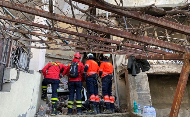 La imagen muestra a los bomberos malagueños, con otros compañeros, buscando a personas enterradas bajo los escombros en la ciudad de Hatay. 