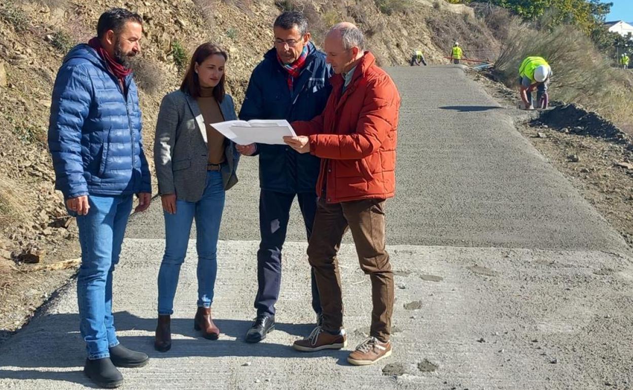 El delegado de Agricultura, Fernando Fernández, en la visita al camino rural de El Borge junto al alcalde, Raúl Vallejo. 