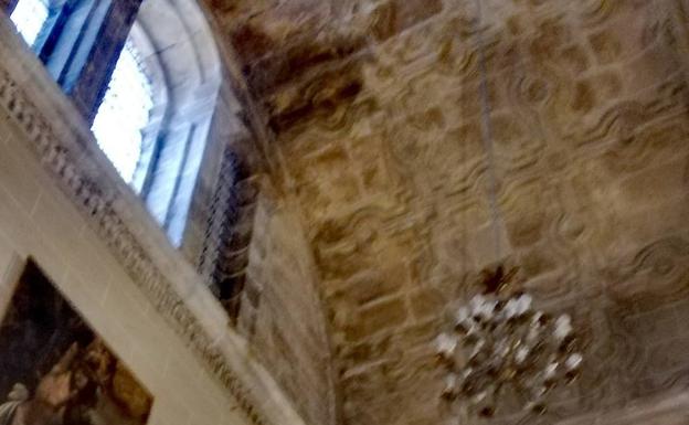 Detalle de las humedades que existen en el techo de la capilla. 