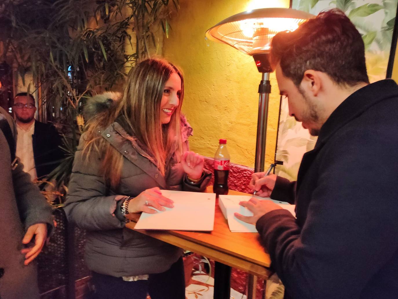 Pasada la medianoche, Castillo seguía firmando ejemplares de su libro en plena calle, en un restaurante próximo al Albéniz que le cedió una mesa