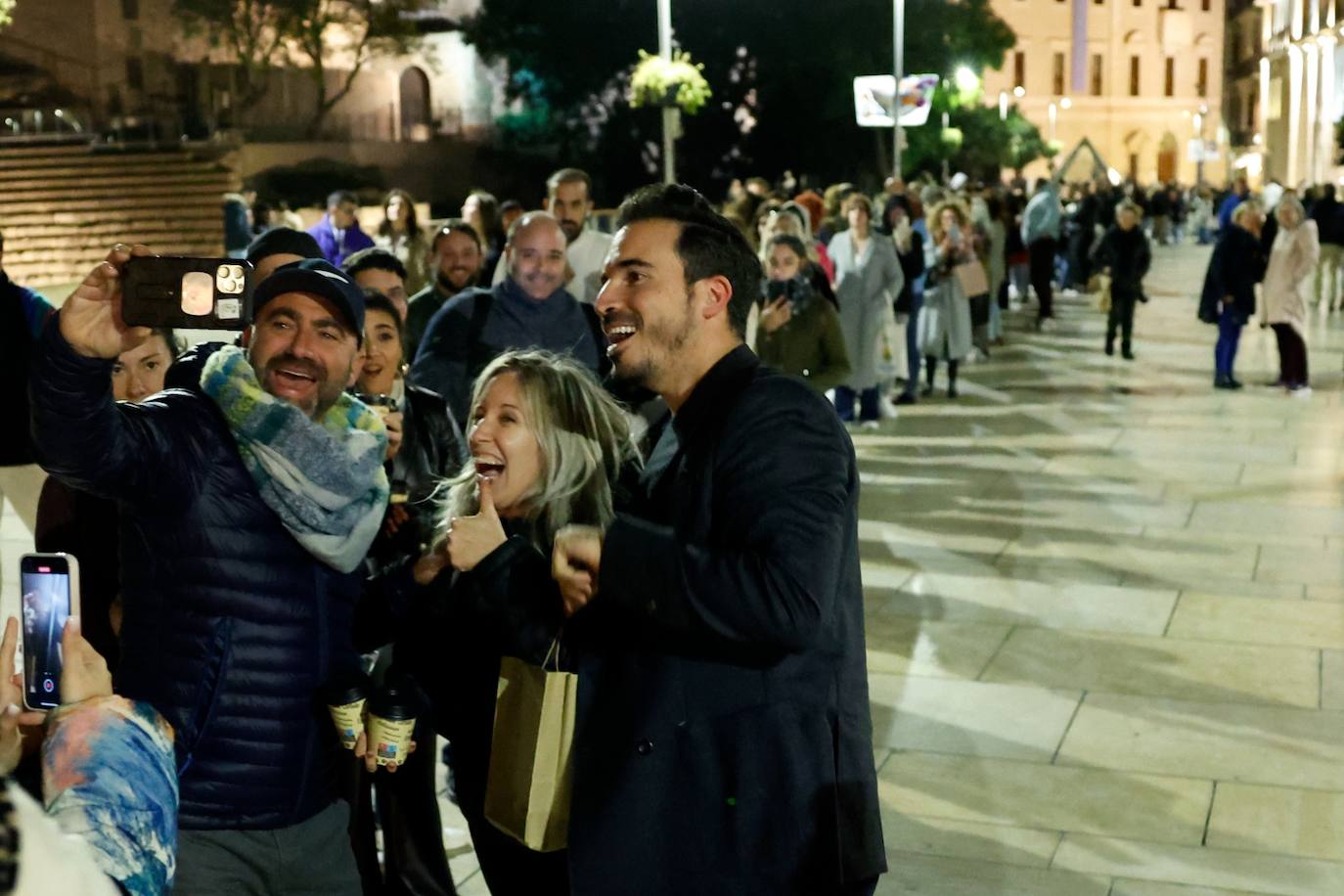 El Albéniz se llenó, tanto por dentro como por fuera, de cientos de seguidores de Castillo 