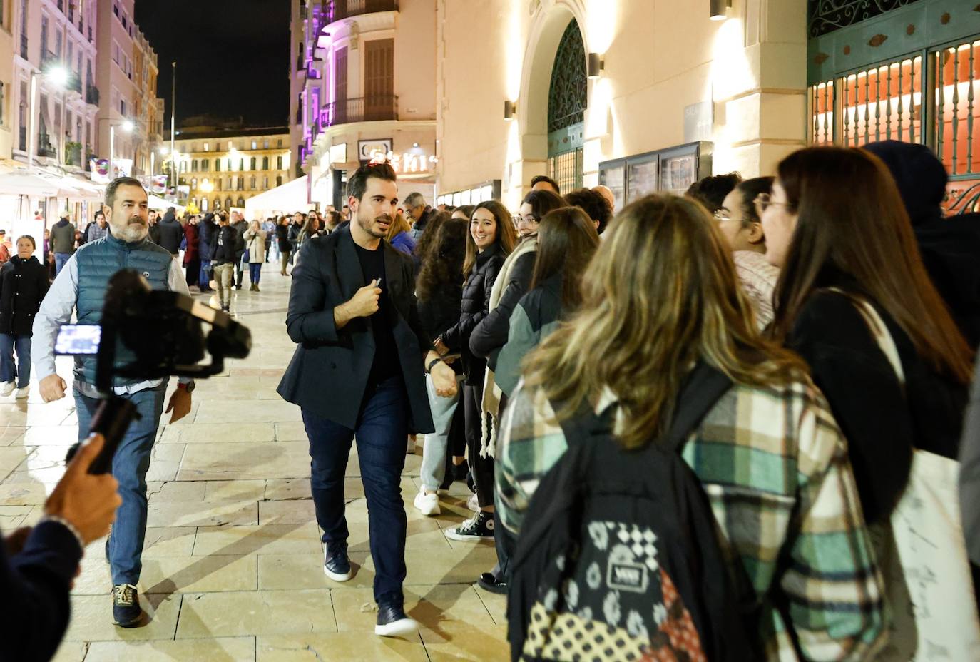 El Albéniz se llenó, tanto por dentro como por fuera, de cientos de seguidores de Castillo 