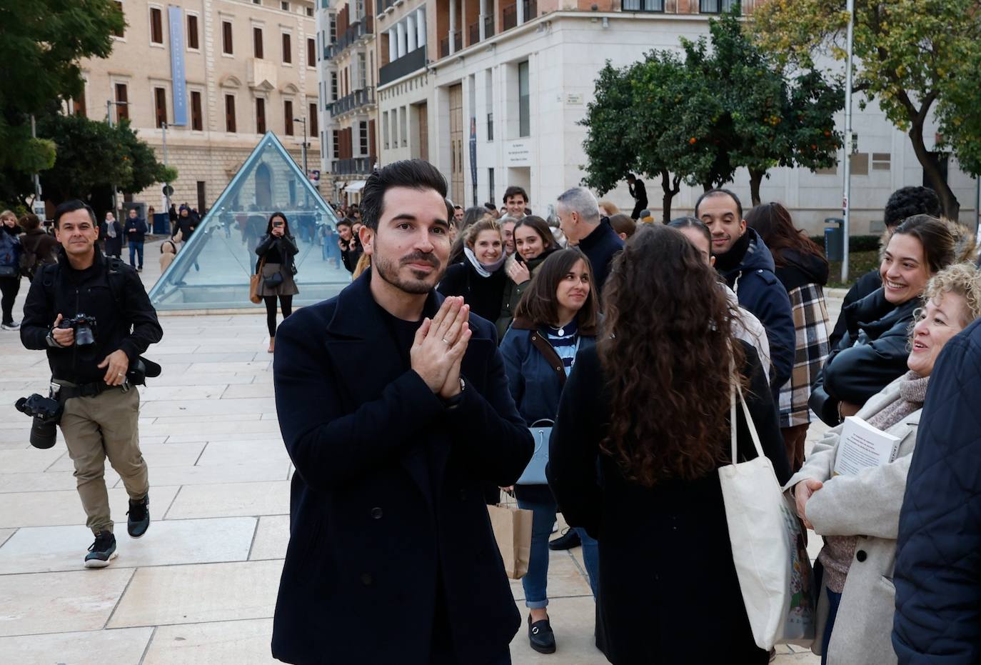 El Albéniz se llenó, tanto por dentro como por fuera, de cientos de seguidores de Castillo 