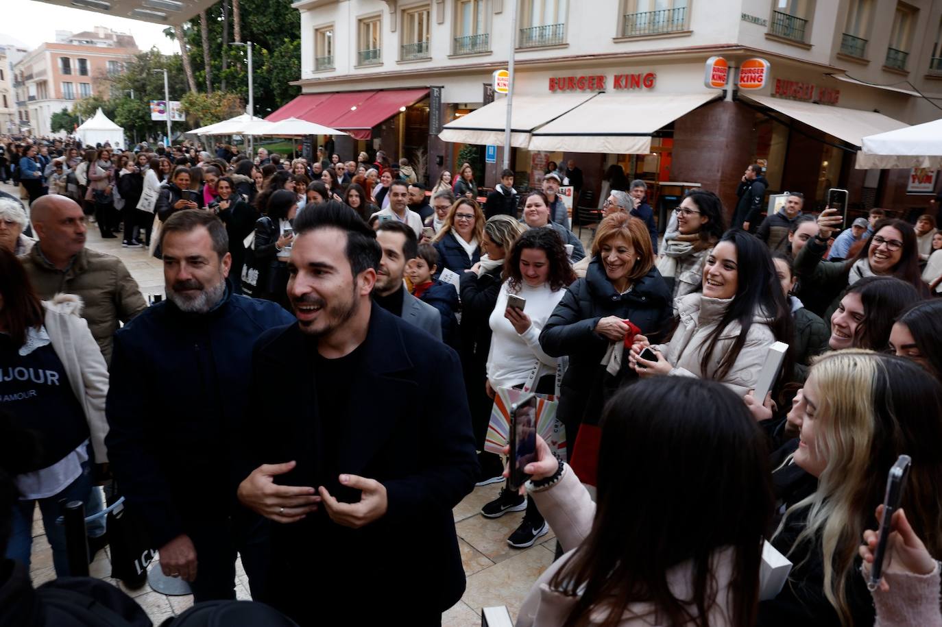 El Albéniz se llenó, tanto por dentro como por fuera, de cientos de seguidores de Castillo 