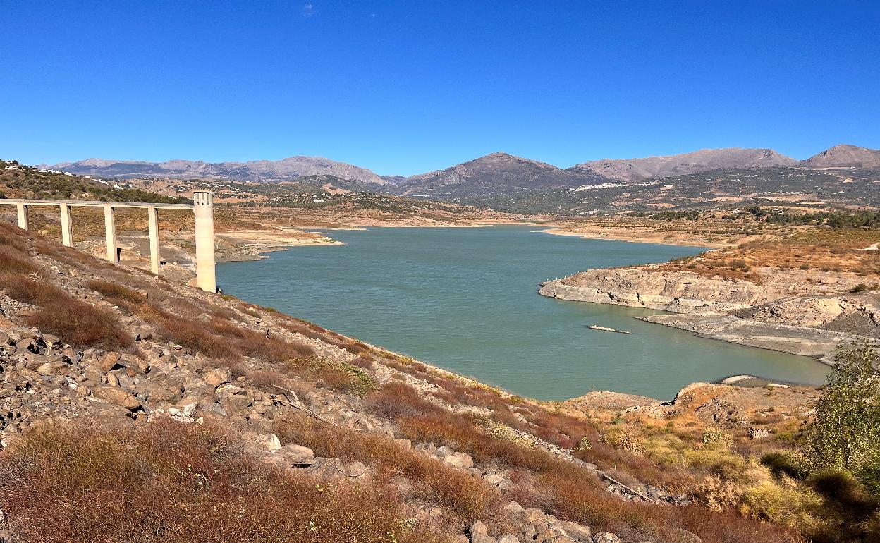 El embalse de La Viñuela sigue al 11% de su capacidad, con apenas 18 hectómetros cúbicos. 