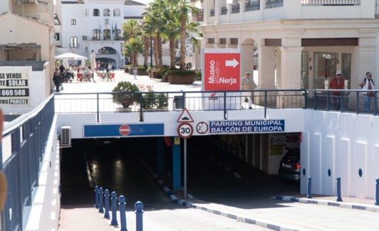 Acceso principal al aparcamiento municipal del Balcón de Europa. 