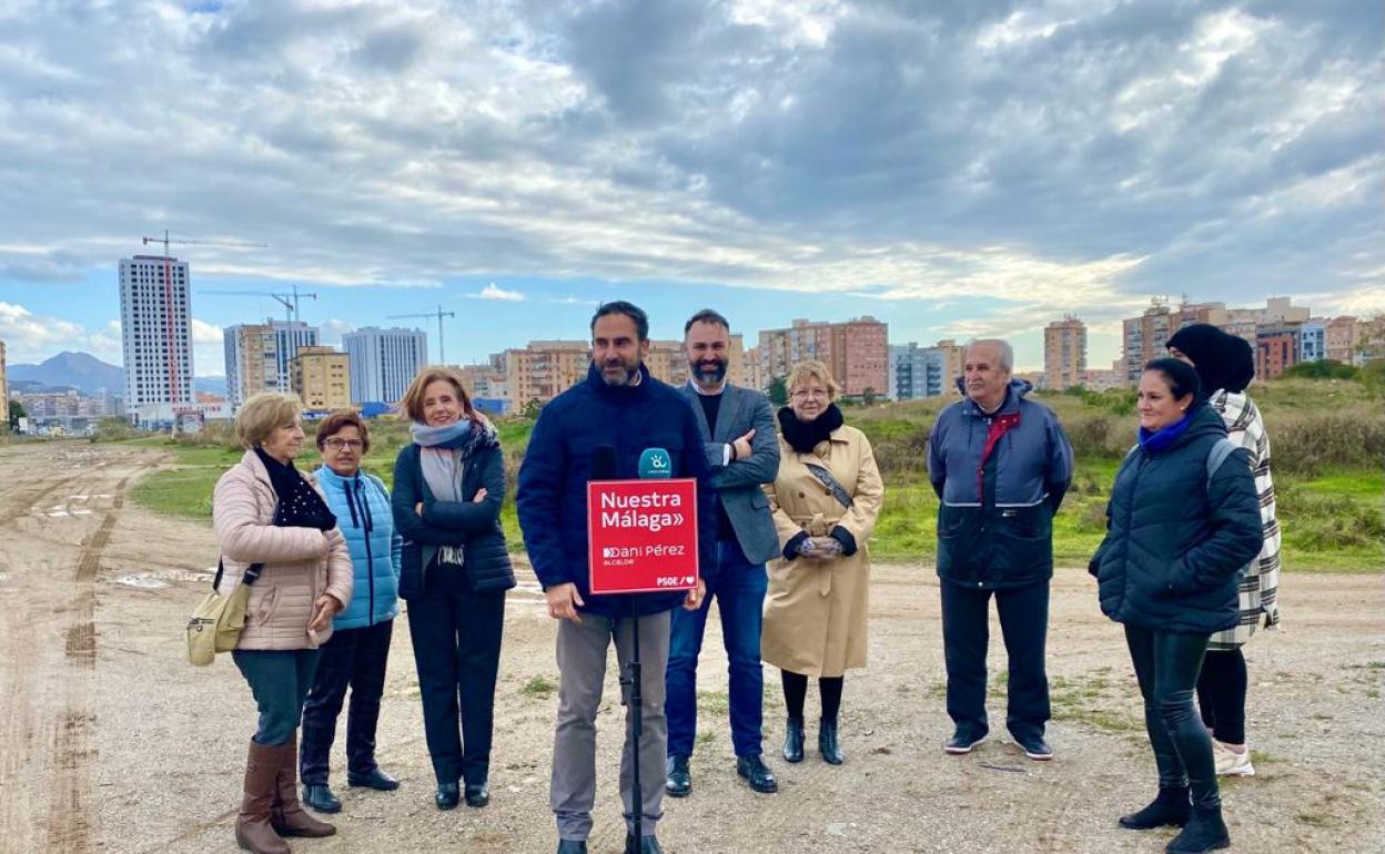 Dani Pérez, junto a ediles socialistas y vecinos de El Torcal, señalaba que la torre, que está a su espalda, en la Princesa, tiene 20 plantas y las de Repsol, 28, 30 y 32.