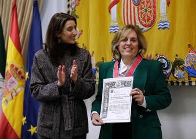Imagen secundaria 1 - En la imagen superior, los galardonados en la fiesta de la Justicia; a la izquierda, la presidenta de la Audiencia Provincial de Málaga, Lourdes García Ortiz; a la derecha, María Ángeles de Miguel, tras recibir el galardón. 