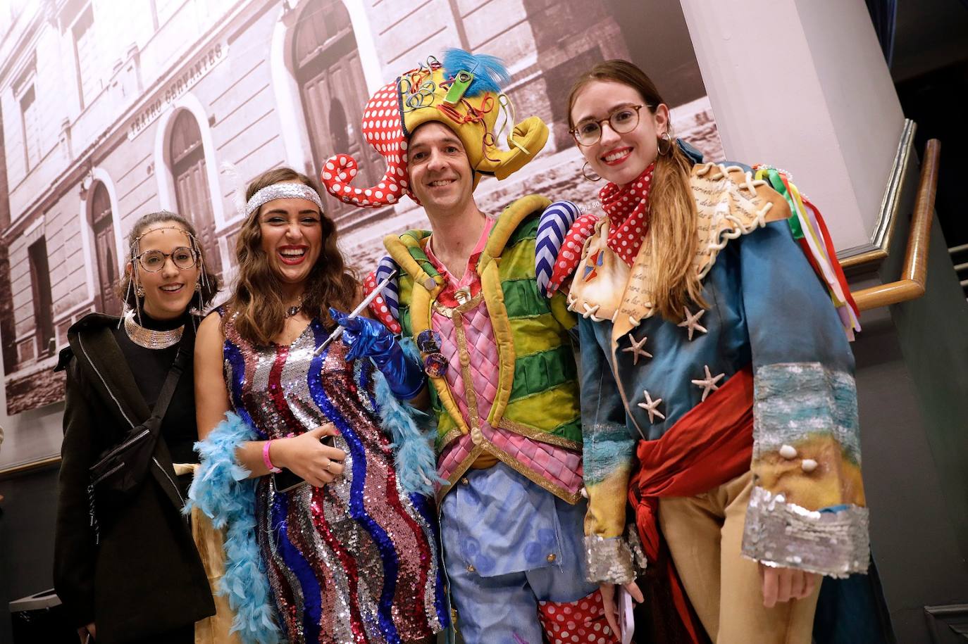 Algunos de los disfraces que se pudieron ver este viernes en el Cervantes 