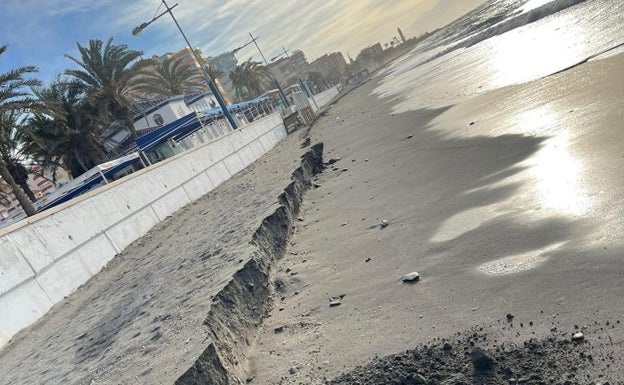 Escalón provocado por las olas en la playa de Ferrara, en Torrox. 