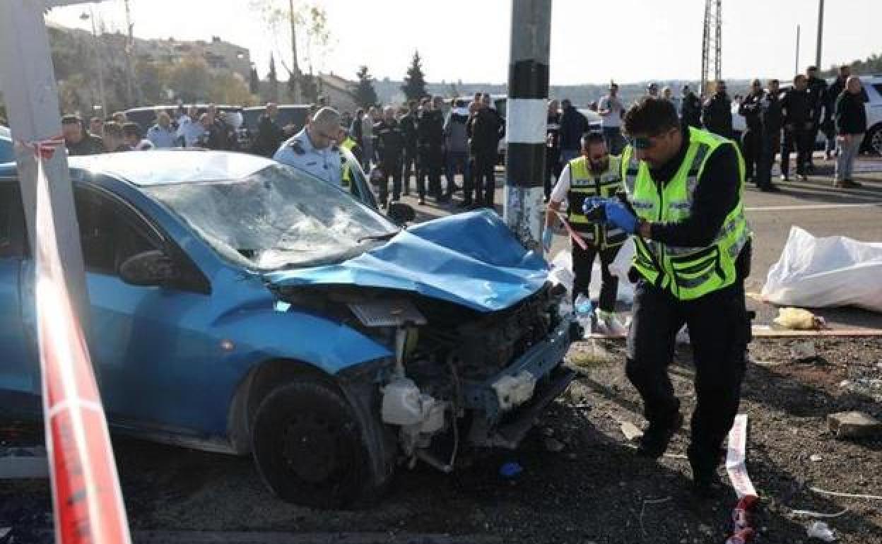 Los equipos de investigación examinan el coche