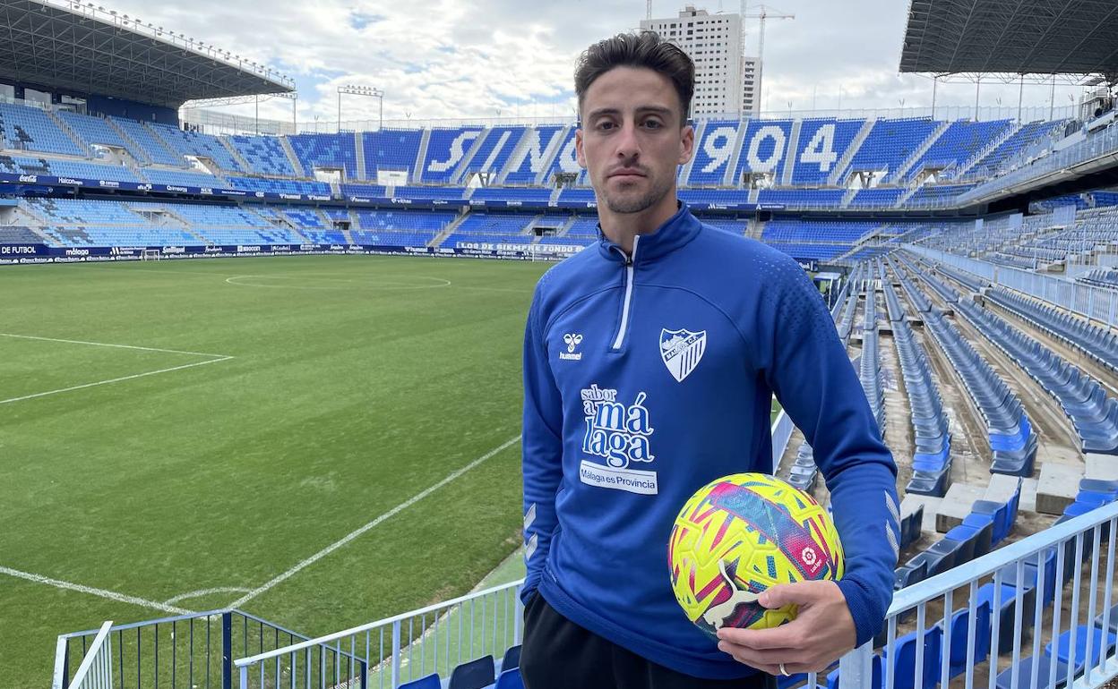 Delmás posa para SUR desde una de las esquinas del estadio La Rosaleda. 