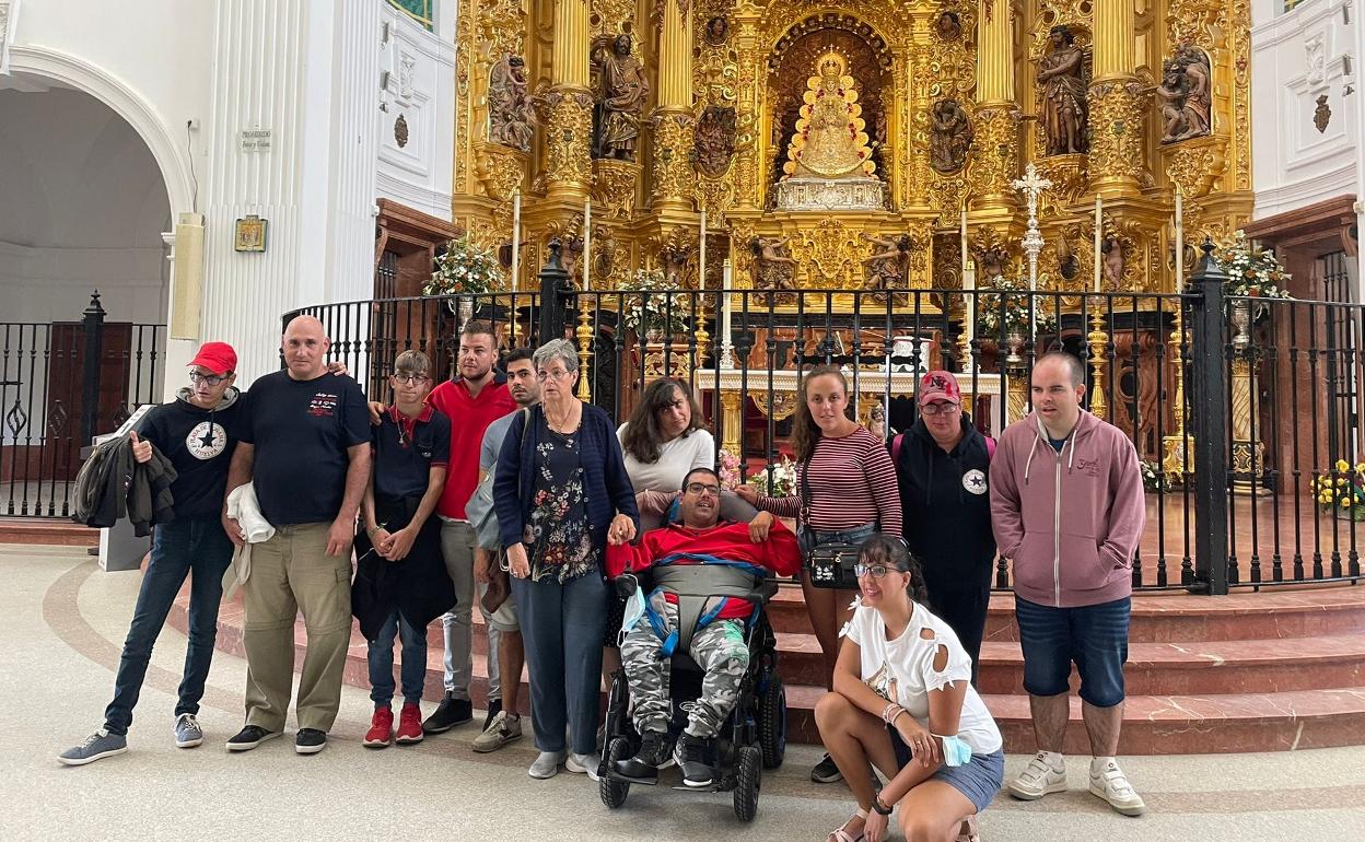 Usuarios de la asociación Taller de la Amistad, en un viaje a la aldea del Rocío el pasado año. 