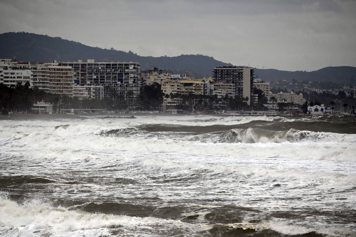 Imagen del temporal tomada en Marbella, este sábado.