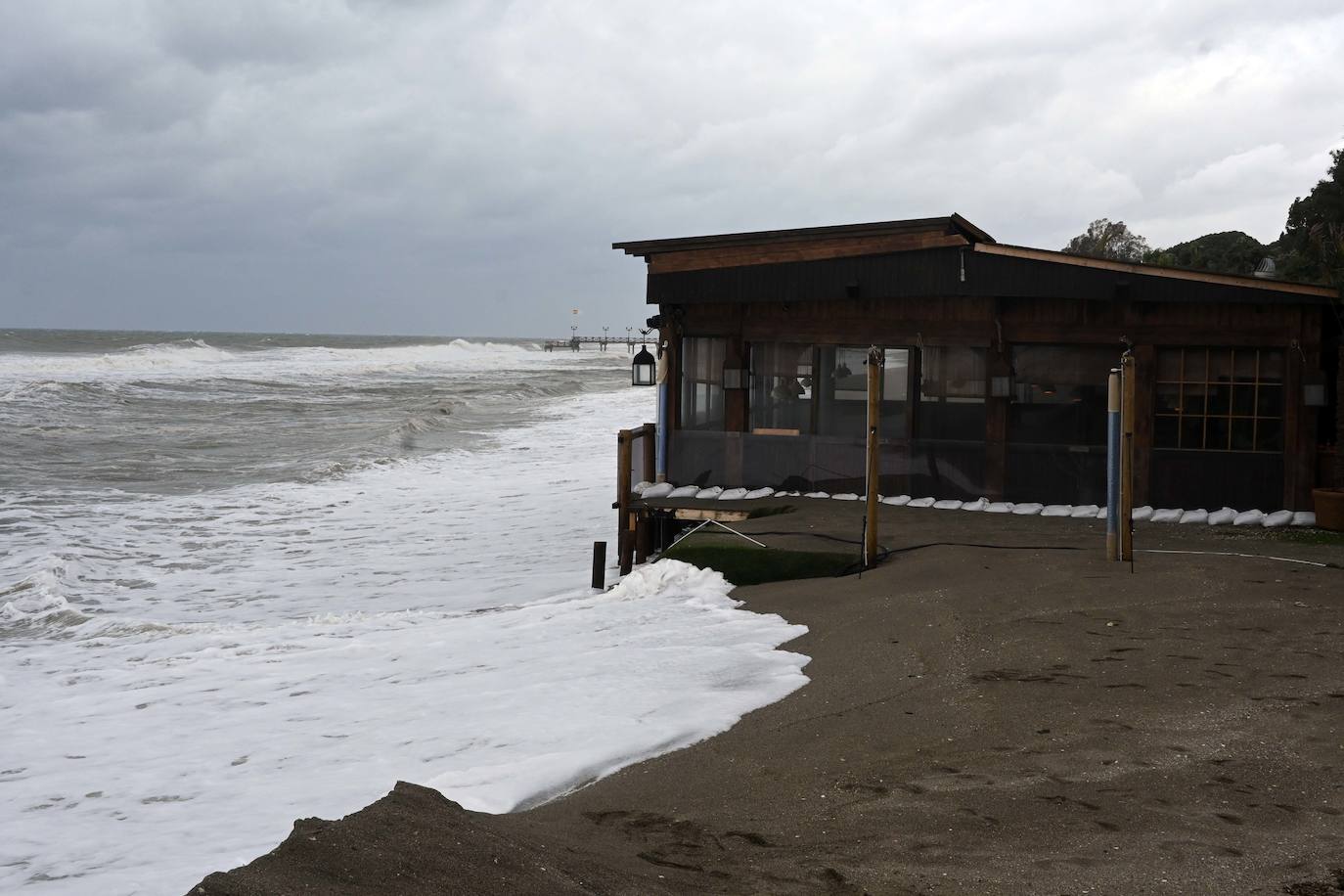 Imagen del temporal tomada en Marbella, este sábado.