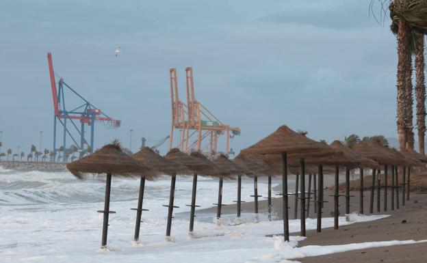 Imagen principal - Imagénes del temporal en la capital, Torremolinos y Marbella.