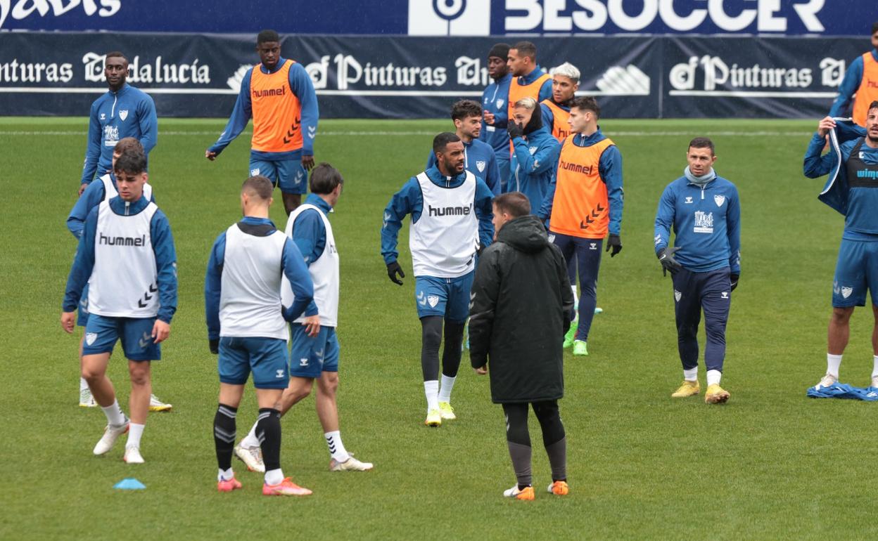 Jugadores del Málaga durante un entrenamiento esta semana en La Rosaleda.
