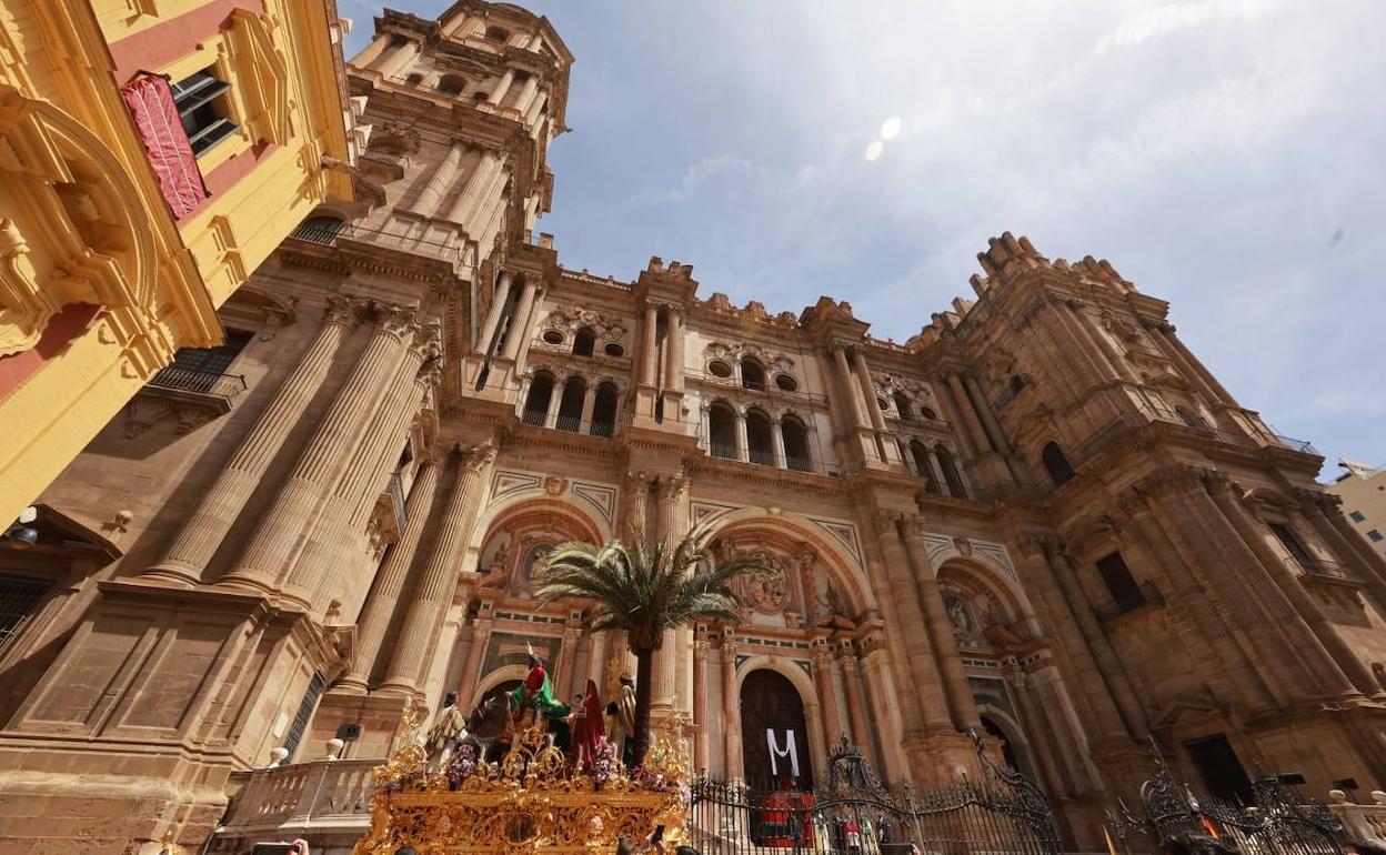 El Señor de la Pollinica, a su paso por la fachada principal de la Catedral. 