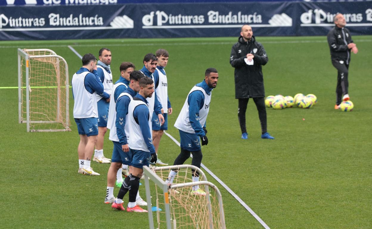 Jugadores del Málaga, durante un entrenamiento de esta semana en La Rosaleda. 