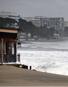 Imagen secundaria 2 - Imagénes del temporal en la capital, Torremolinos y Marbella.