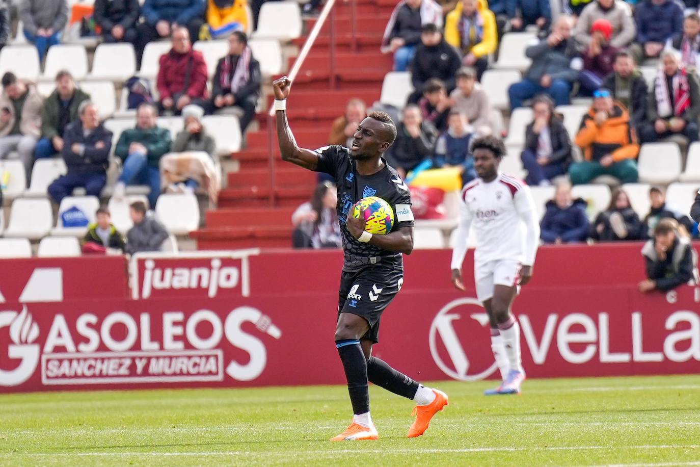 Las mejores fotos del Albacete-Málaga. Una expulsión absurda hundió al equipo justo cuando se había remontado el gol encajado a las primeras de cambio