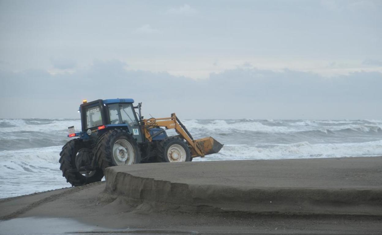 Servicios operativos de Torremolinos trabajan ya en las playas dañadas por el temporal. 