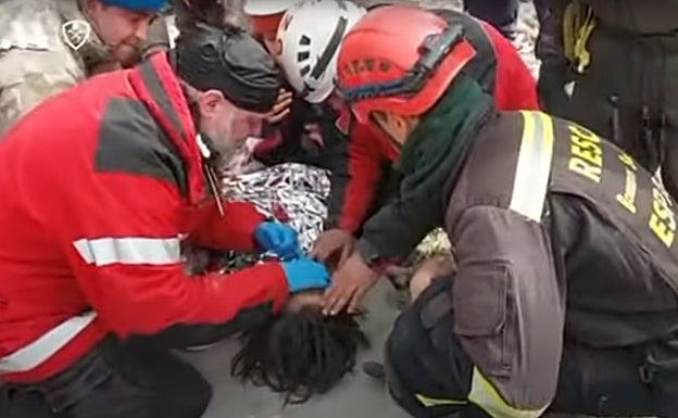 Captura del vídeo del momento del rescate de uno de los menores. 