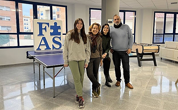 Laura López, Carmen Sánchez, Sara Ramos y Norberto Nieto, en la sala de ocio de la Fundación Autismo Sur. 