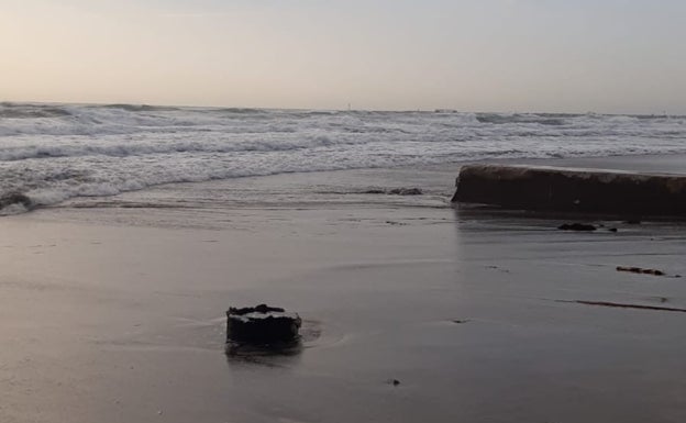 Antiguo colector, al descubierto por el arrastre de la arena en la playa de La Misericordia. 